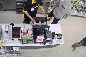 Video nghi lại cảnh nam thanh niên liều lĩnh mang dao vào siêu thị uy hiếp nhân viên, cướp 2,5 triệu đồng