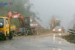 Khánh Hòa: Xe cơ giới túc trực tại các điểm sạt lở trên đèo Khánh Lê