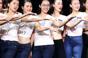 Ngắm nhìn thí sinh Hoa hậu Hoàn vũ Việt Nam miệt mài tập luyện cho phần thi đêm Bán kết