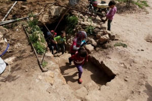 Chùm ảnh: Học sinh Syria theo đuổi con chữ trong các hầm trú ẩn Chùm ảnh: Học sinh Syria theo đuổi con chữ trong các hầm trú ẩn