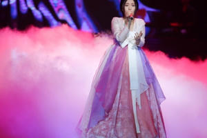 Cười nghiêng ngả với cuộc chiến "Lạc trôi" của 4 HLV The Voice trước tiết mục của Han Sara