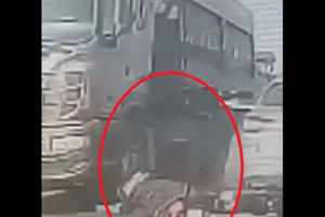 Video: Người đàn ông thoát chết thần kỳ khi đâm vào đuôi ô tô con, ngã vào dàn lốp "hung thần"