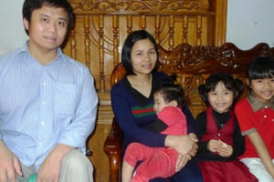 Nghị lực phi thường của người thầy gieo mầm xanh trên chiếc xe lăn