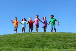 Trẻ đi chân trần học giỏi hơn trẻ mang giày