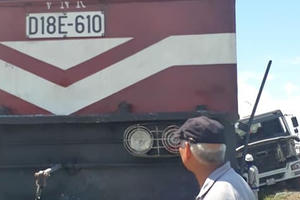 Nóng: Lại xảy ra va chạm kinh hoàng giữa tàu hỏa và xe tải