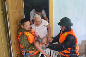 Các chiến sĩ Công an Hà Tĩnh ngâm mình trong nước giúp dân chạy lũ