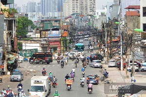 Dây điện, dây viễn thông chằng chịt như "mạng nhện" giữa phố Hà Nội