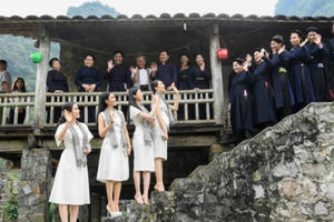 Các người đẹp hoa hậu vượt núi tặng sách cho thanh niên vùng cao