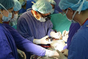Ca ghép thận lịch sử giữa hai người nhiễm HIV