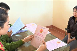 Đắk Lắk: Bắt đối tượng làm giả sổ đỏ để vay thế chấp