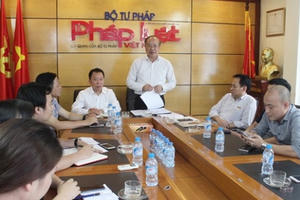 Thứ trưởng Phan Chí Hiếu thăm và làm việc với Báo Pháp luật Việt Nam Thứ trưởng Phan Chí Hiếu thăm và làm việc với Báo Pháp luật Việt Nam