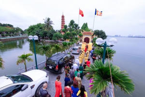 "Xao xuyến" với chùm ảnh đẹp về lễ Hằng thuận của cặp uyên ương tại chùa Trấn Quốc