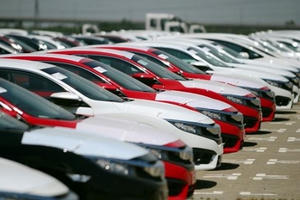 Ô tô nhập tràn về, hạ giá giành khách với xe trong nước