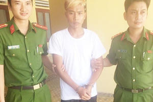 Lên mái nhà nằm chờ chủ nhà đi vắng để trộm tài sản