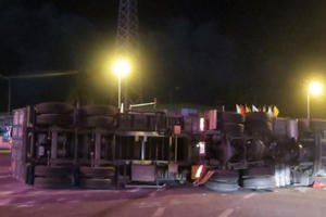 Bị xe tải đâm, xe container lật chắn ngang đường