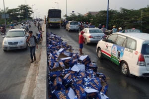 Tài xế phanh gấp tránh xe máy, hàng trăm thùng bia đổ trên cầu