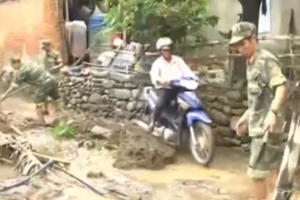 Tình quân dân nơi rốn lũ