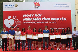 Top 100 doanh nghiệp xuất sắc nhất năm 2017 Top 100 doanh nghiệp xuất sắc nhất năm 2017