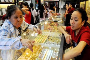 Giá vàng hôm nay 8/5: Chuyên gia nói giảm, nhà đầu tư bảo tăng