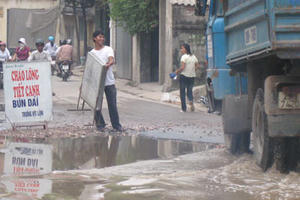 Bao giờ người dân hết sống chung với “ổ gà”?