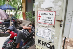 Dân Hà Nội sống chung với bốt điện 'nguy hiểm chết người'