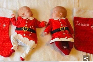 Cặp sinh đôi 'chiến thắng tử thần' đang chờ đón Giáng sinh