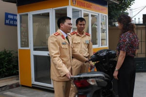 Hà Nội: Đội CSGT số 3 trao trả chiếc xe SH “vô chủ” bỏ ven đường