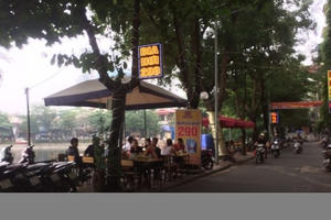 Vỉa hè hồ Hoàng Cầu bị lấn chiếm, “xẻ thịt” thành quán nhậu