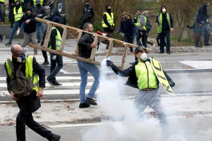 Pháp tiếp tục chìm trong bạo động, 140 người “Áo vàng” bị bắt
