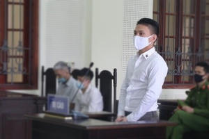 Bị đánh giữa quán ăn “đại ca" xứ Nghệ rút súng đuổi theo bắn đối thủ