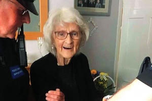 Một cụ bà 93 tuổi “tha thiết” muốn cảnh sát bắt trước khi qua đời