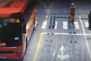 Xúc động hình ảnh CSGT Bắc Giang chào đoàn y bác sĩ chi viện chống dịch COVID-19