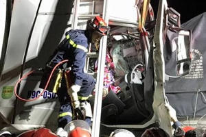 Xe đầu kéo húc xe tải trên cao tốc Pháp Vân - Cầu Giẽ, 2 người tử vong