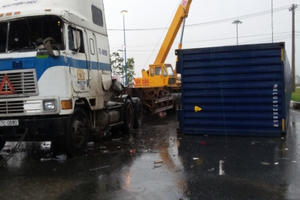 4 xe cứu hộ giải cứu "hung thần" trong cơn mưa