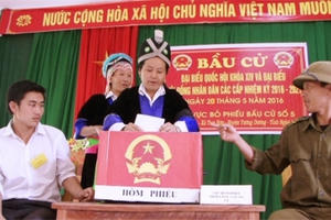 Nghệ An: Hàng nghìn cử tri vùng biên "nô nức" đi bầu cử sớm