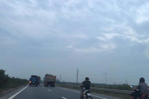 Người dân vẫn đánh cược tính mạng khi đi vào cao tốc Hà Nội - Bắc Giang