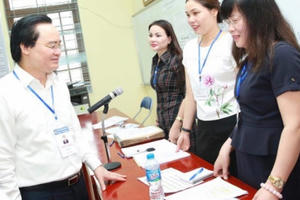 Bộ trưởng Bộ giáo dục kiểm tra đột xuất điểm thi tại Hà Nội