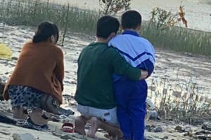 Nghi vợ ôm con 14 tháng tuổi nhảy cầu tự vẫn, chồng quỳ gối bên bờ sông đợi tin