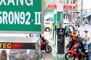 Slide - Điểm tin thị trường: Lại kiến nghị giảm thuế môi trường xăng E5