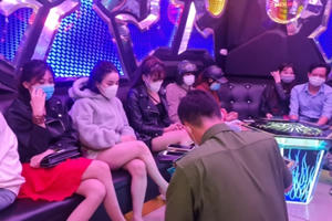 Mở cửa đón khách mùa dịch, 2 quán karaoke ở Lâm Đồng bị thu hồi giấy phép