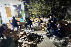 Lực lượng chức năng đột phá kho nước hoa, nhiều bất ngờ lộ diện