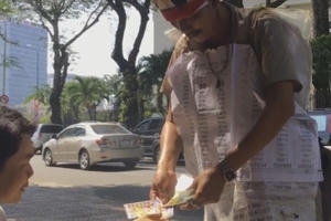 Người bán vé số dạo Sài Gòn than ế ẩm vì xổ số 'kiểu Mỹ'