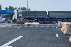 Xe đầu kéo mất lái đâm liên hoàn ở chân dốc Cầu Bạch Đằng