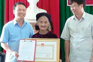 Chủ tịch UBND tỉnh Thanh Hóa trao tặng Bằng khen cho cụ Mơ xin thoát nghèo