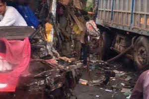 Nam Định: Xe khách đâm vào xe tải khiến hàng chục hành khách hoảng sợ