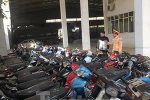 Bắt giữ hơn 100 quái xế tụ tập "đi bão" trái luật Bắt giữ hơn 100 quái xế tụ tập "đi bão" trái luật