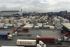 Cả nghìn container rác ngoại vô chủ: Cảng biển còng lưng gánh phí