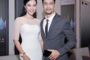 Sau chia tay Huỳnh Anh, Hoàng Oanh sánh bước bên Johnny Trí Nguyễn