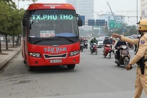 5 ngày nghỉ lễ: Xe khách vẫn còn nhồi nhét, hét giá các 'thượng đế'