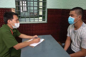 Khởi tố đối tượng trốn kiểm tra y tế còn tấn công CSGT